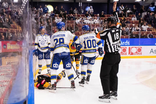 Luleås ???efter tackling av Leksands Jon Knuts