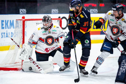 Växjös målvakt Erik Källgren räddar framför