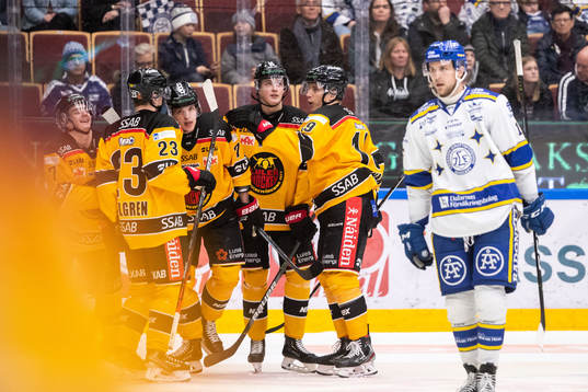 Luleås Isac Brännström jublar med lagkamrater