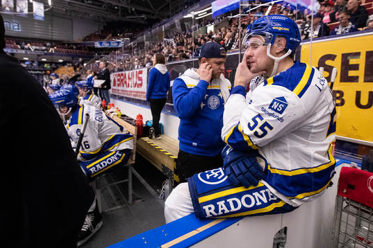 Leksands Jonas Ahnelöv deppar i båset