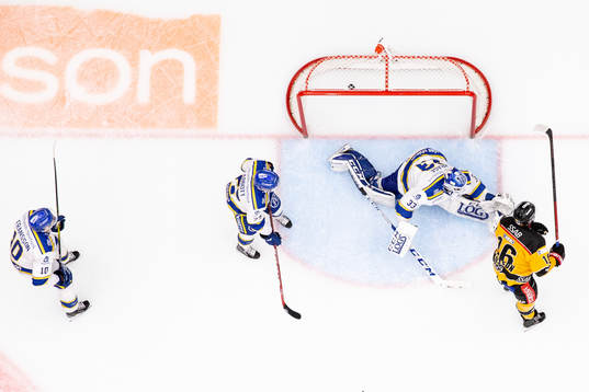 Luleås Niklas Olausson gör 0-3 bakom Leksands målvakt