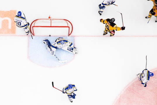 Luleås Niklas Olausson gör 0-3 bakom Leksands målvakt