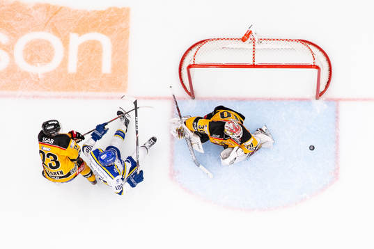 Leksands Martin Karlsson framför Luleås målvakt David