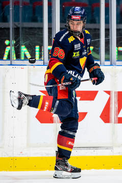 Djurgårdens Alexander Holtz jonglerar med en puck