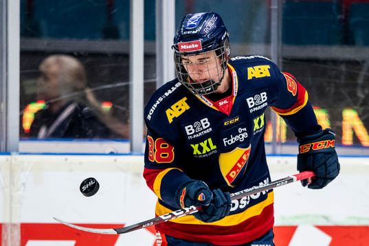 Djurgårdens Alexander Holtz jonglerar med en puck