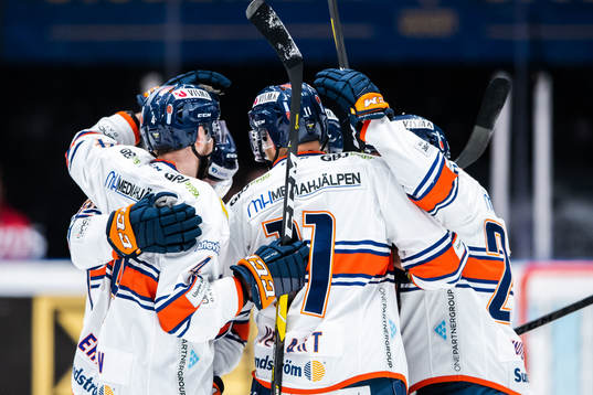 Växjös Ilari Melart  jublar med lagkamrater