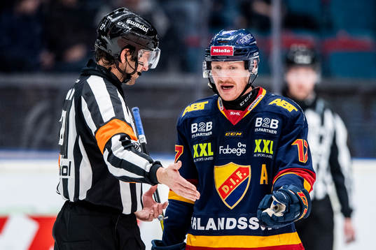 Djurgårdens Henrik Eriksson diskuterar med domaren