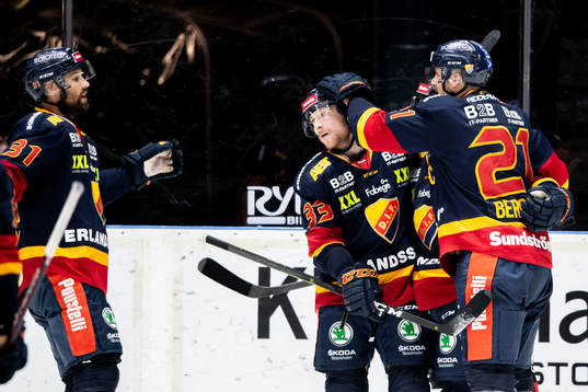 Djurgårdens Niclas Bergfors jublar med Dick Axelsson och
