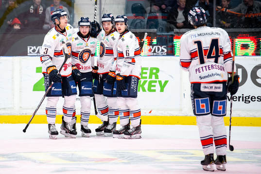 Växjös Jacob Forsbacka-Karlsson jublar med lagkamrater