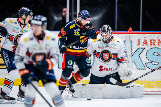 Djurgårdens Mattias Guter och Växjös målvakt Erik
