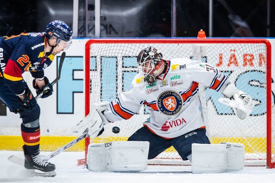 Djurgårdens Patrik Berglund och Växjös målvakt Erik
