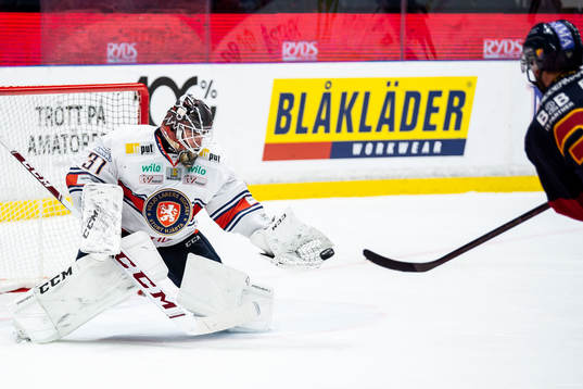 Växjös målvakt Erik Källgren med en räddning
