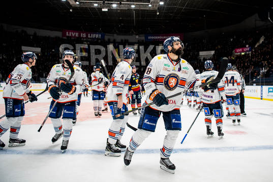Växjös Daniel Rahimi tackar publiken