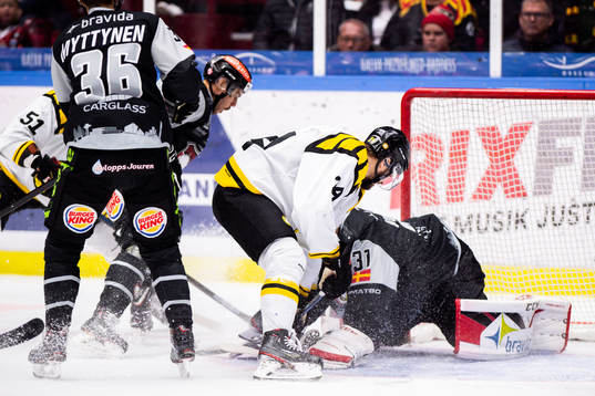 Brynäs Emil Molin och Malmö Redhawks målvakt Lars Volden
