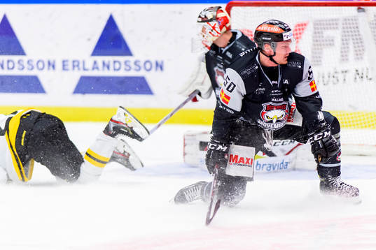 Malmö Redhawks Tobias Ekberg  orsakar en straff