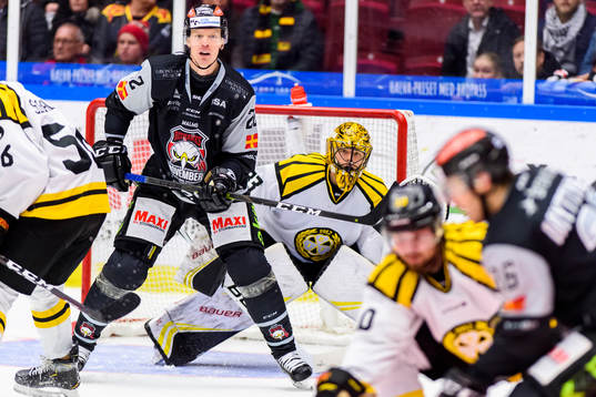 Malmö Redhawks Lars Bryggman och Brynäs målvakt Samuel