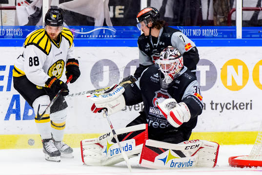 Brynäs Jaedon Descheneau  och Malmö Redhawks målvakt