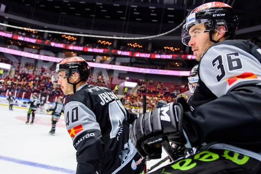 Malmö Redhawks Matias Myttynen och Jesper Jensen deppar