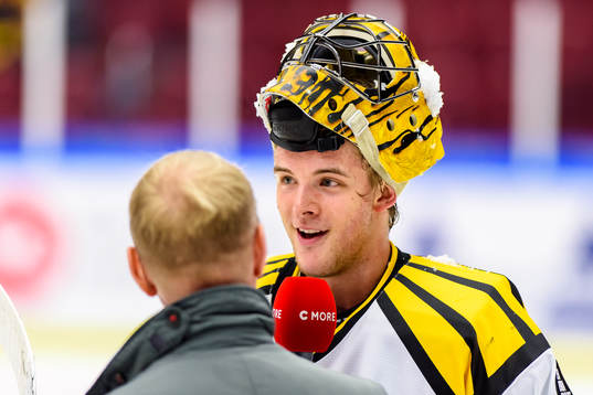 Brynäs målvakt Samuel Ersson blir intervjuad av cmore
