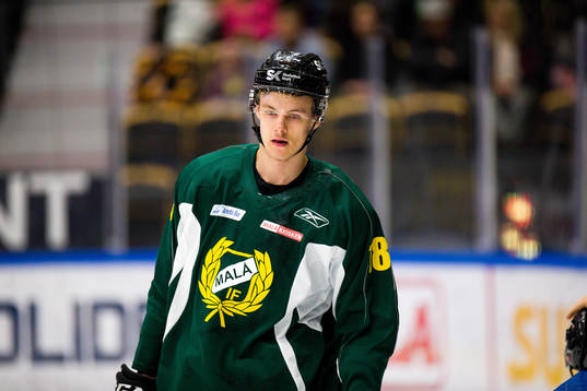 Skellefteås Philip Broberg i Malå IFs matchtröjor före
