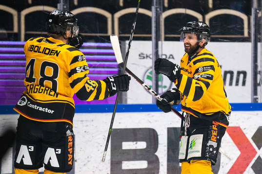 Skellefteås Jonatan Berggren och Tom Pyatt jublar