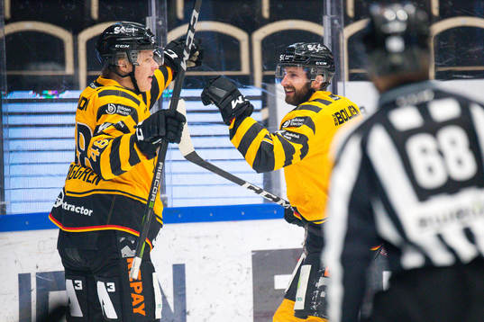 Skellefteås Jonatan Berggren och Tom Pyatt jublar