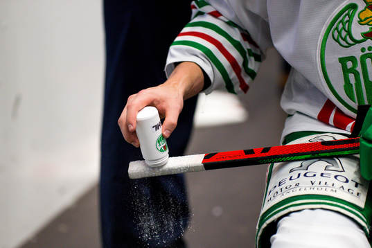 Röglespelare pudrar klubban