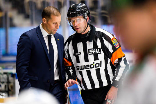 Rögles tränare Cam Abbott pratar med domare Johan