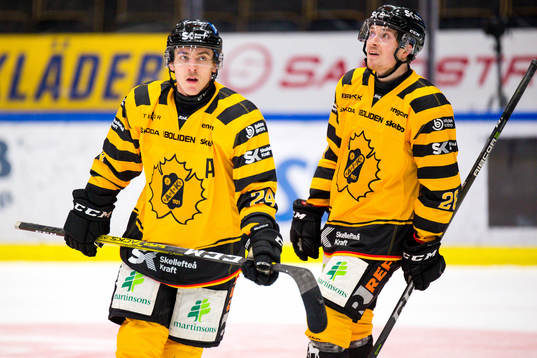 Skellefteås Andreas Wingerli och Jesper Frödén jublar