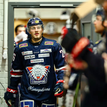 Linköpings Hampus Larsson före ishockeymatchen i SHL