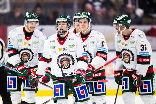 Frölundas Lucas Raymond jublar med lagkamrater