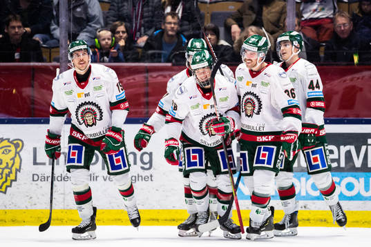 Frölundas Lucas Raymond jublar med lagkamrater