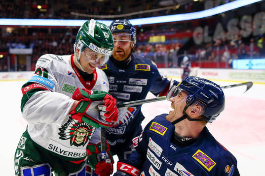 Frölundas Nicklas Lasu har just tacklat Linköpings Eddie
