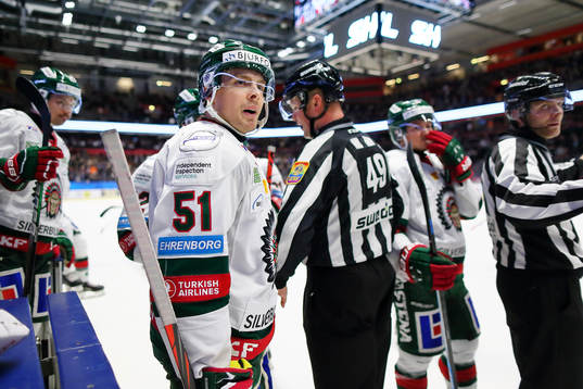 Frölundas Mats Rosseli Olsen reagerar