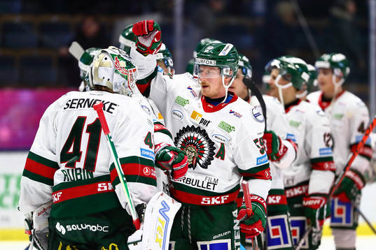 Frölundas Simon Hjalmarsson tackar målvakt Niklas Rubin