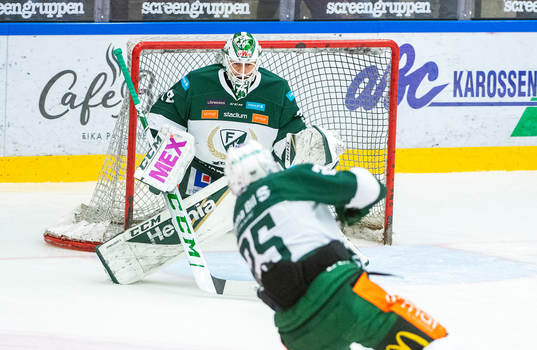 Färjestads målvakt Arvid Holm och Martin Johansson
