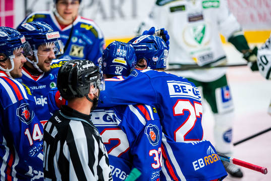 Oskarshamns Markus Modigs jublar med lagkamrater