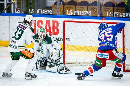 Färjestads målvakt Arvid Holm och Oskarshamns Johannes