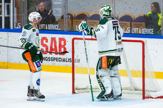 Färjestads målvakt Arvid Holm och Martin Johansson deppar