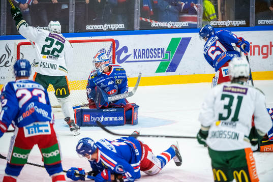Färjestads Martin Johansson, ej i bild, gör 1-1 och