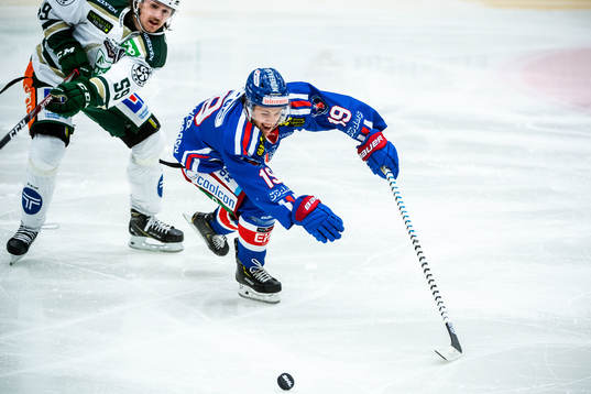 Oskarshamns Tyler Kelleher och Färjestads Linus Johansson