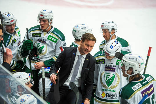 Färjestads huvudtränare Johan Pennerborn och spelare