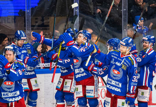 Oskarshamns Jonas Engström, i mitten, jublar med