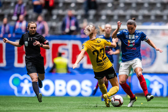 Anja Sønstevold of LSK Kvinner and Sherida Spitse of