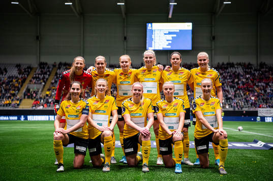 Goalkeeper Cecilie Fiskerstrand (2nd row), Elise Thorsnes,