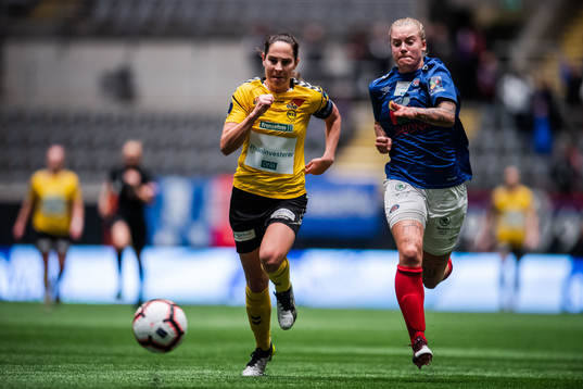 Ingrid Moe Wold of LSK Kvinner and Marie Dølvik Markussen
