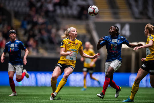 Ina Gausdal of LSK Kvinner and Ajara Njoya of Vålerenga