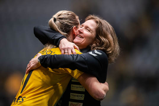 Elise Thorsnes and Hege Riise, head coach of LSK Kvinner,