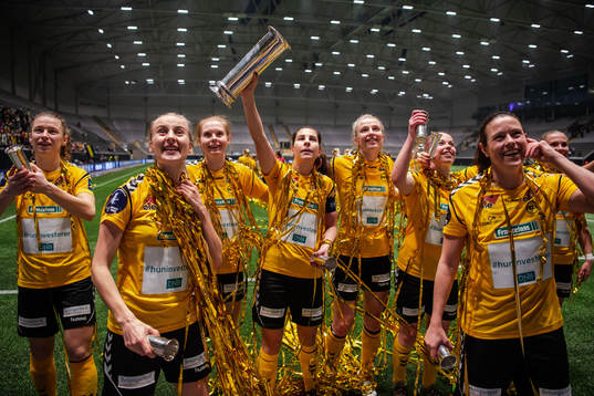 Ingrid Moe Wold and the players of LSK Kvinner celebrate