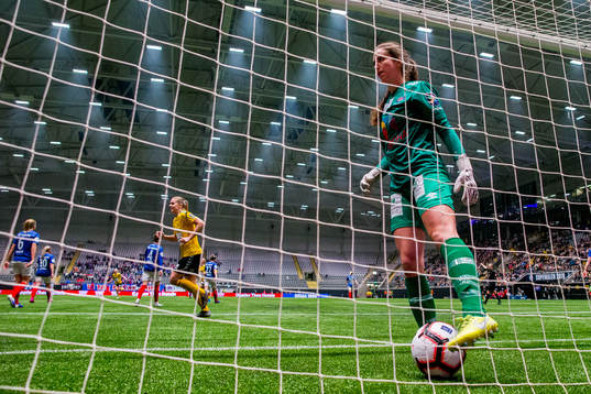 Goalkeeper Hannah Grace Seabert of Vålerenga looks dejected